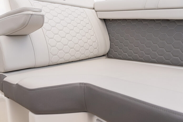 2024-SDX-270-Outboard-SDO270-cockpit-upholstery-04741