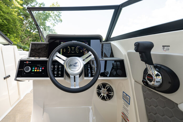2024-SDX-270-Outboard-SDO270-helm-dash-04631