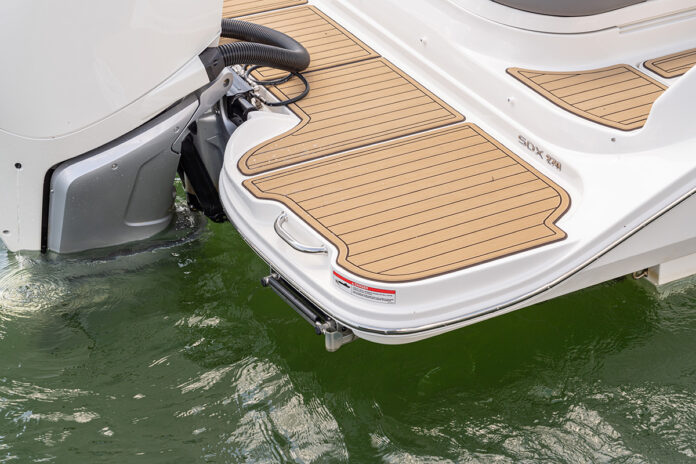 2024-SDX-270-Outboard-SDO270-starboard-stern-swim-platform-04766
