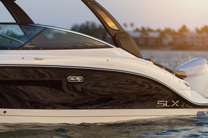 SLX 260 Outboard hull and badge detail