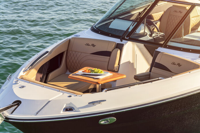 SLX 260 Outboard bow seating