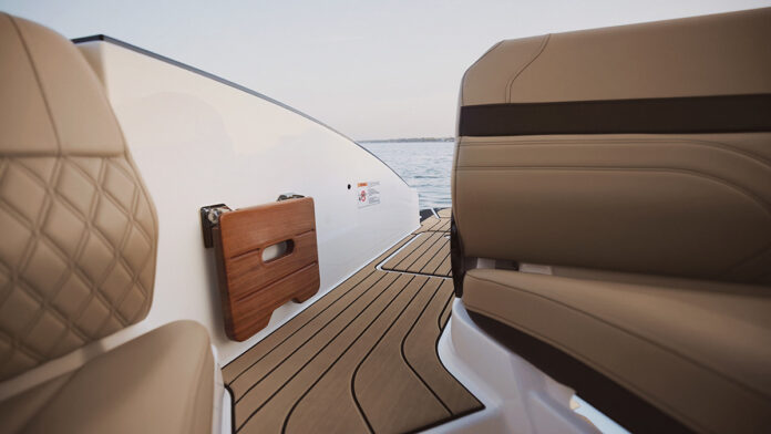 SLX 280 Outboard boarding step