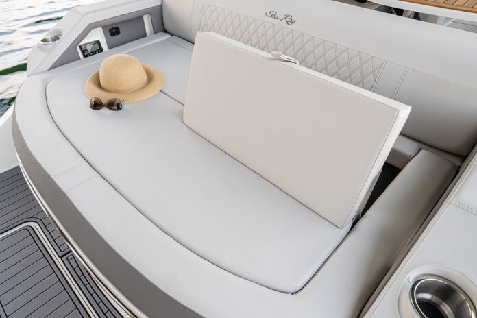 2024-SLX-310-Outboard-SXO310-transom-sunpad-08067