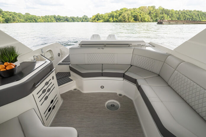 2024-SLX-310-Outboard-SXO310-wet-bar-cockpit-seating-08090