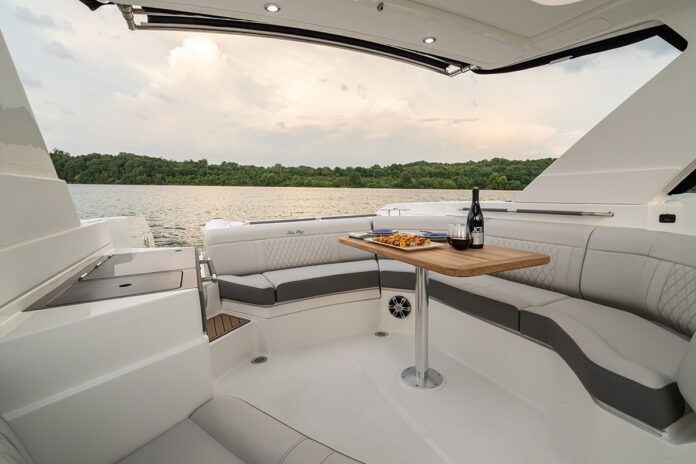 2024-SLX-350-SLX350-cockpit-wet-bar-cockpit-seating-table-00439