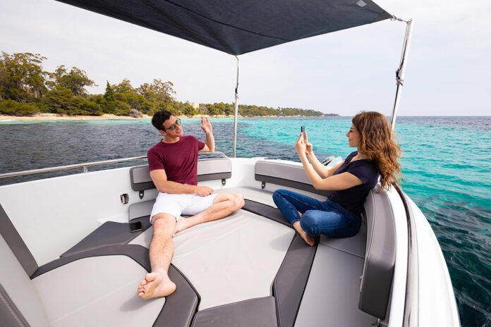 ©JEAN-BAPTISTE D'ENQUIN - JEANNEAU - CAP CAMARAT 7.5