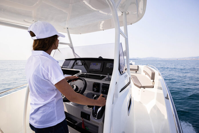 ©JEAN-BAPTISTE D'ENQUIN - JEANNEAU - CAP CAMARAT 7.5