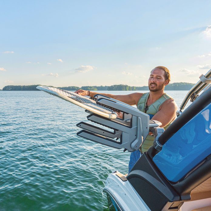 2025-SDX-250-Surf-SDS250-lifestyle-friends-watersports-tower-wakeboard-racks-02205