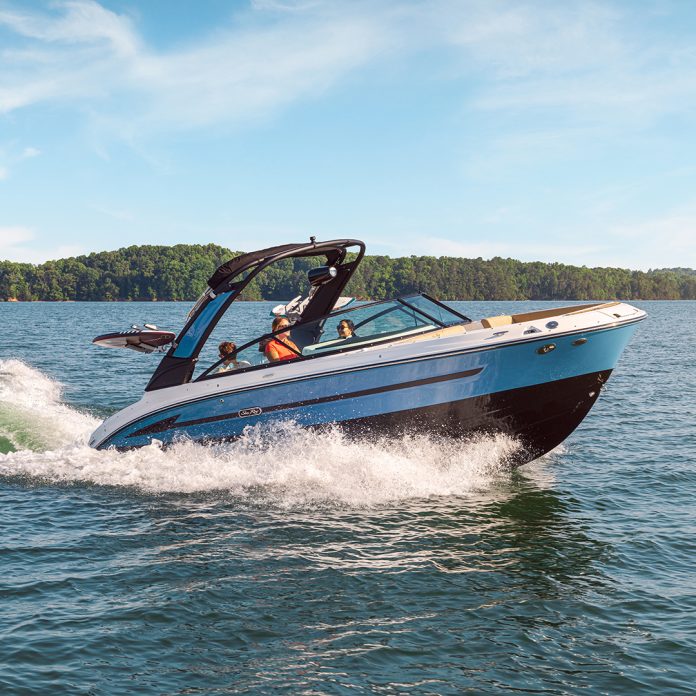 2025-SDX-250-Surf-SDS250-lifestyle-running-starboard-bow-three-quarter-friends-life-jacket-wakesurfing-03553