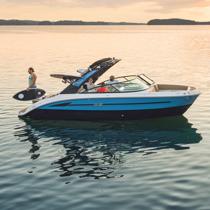 2025-SDX-250-Surf-SDS250-lifestyle-starboard-profile-friends-life-jacket-wakesurfing-sunset-08762