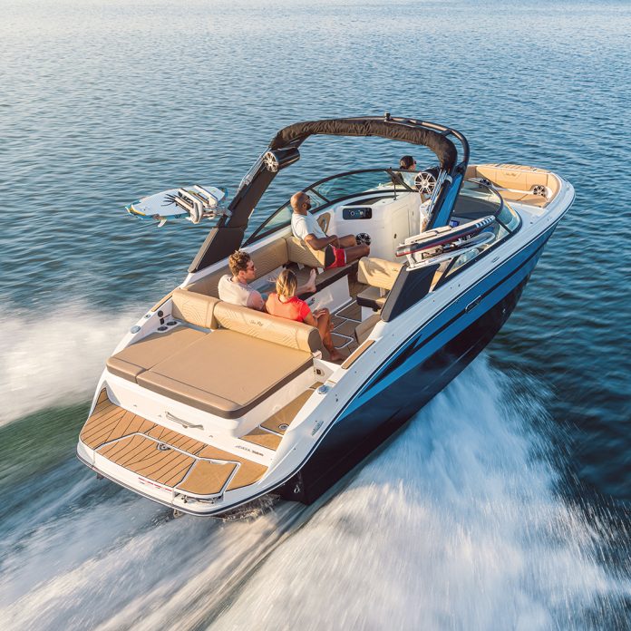 2025-SDX-250-Surf-SDS250-running-starboard-stern-three-quarter-03408